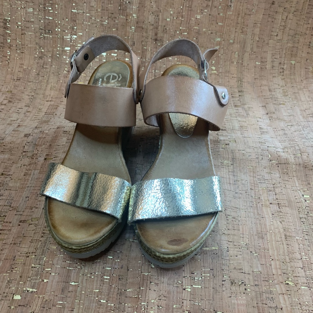Etre Gold & Tan Wedge Sandal Size 8